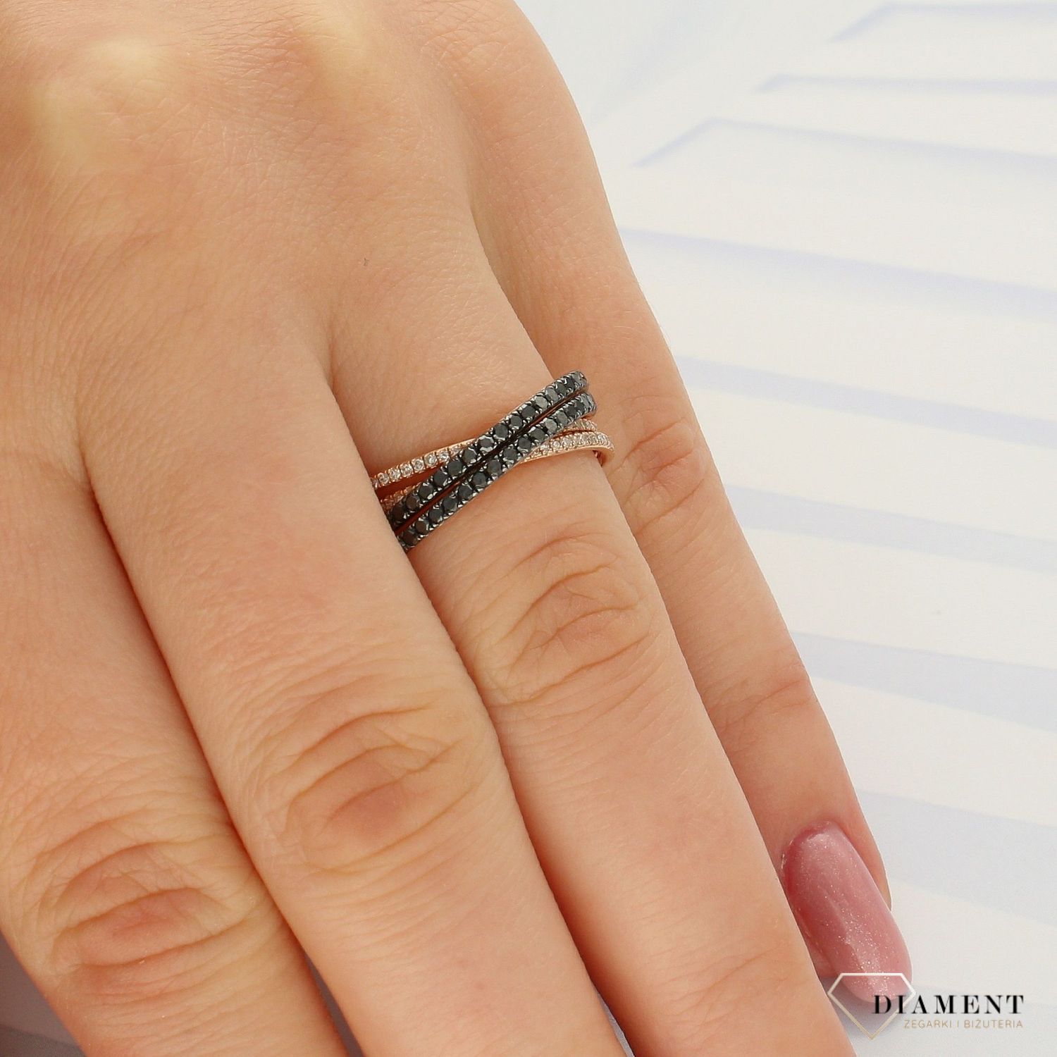 Pierścionek złoty DIAMENT różowe złoto, białe i czarne diamenty, obrączka. Pierścionki zaręczynowe. Piękny pierścionek ozdobiony trzema brylantami. Klasyka w najlepszym wydaniu.1.jpg